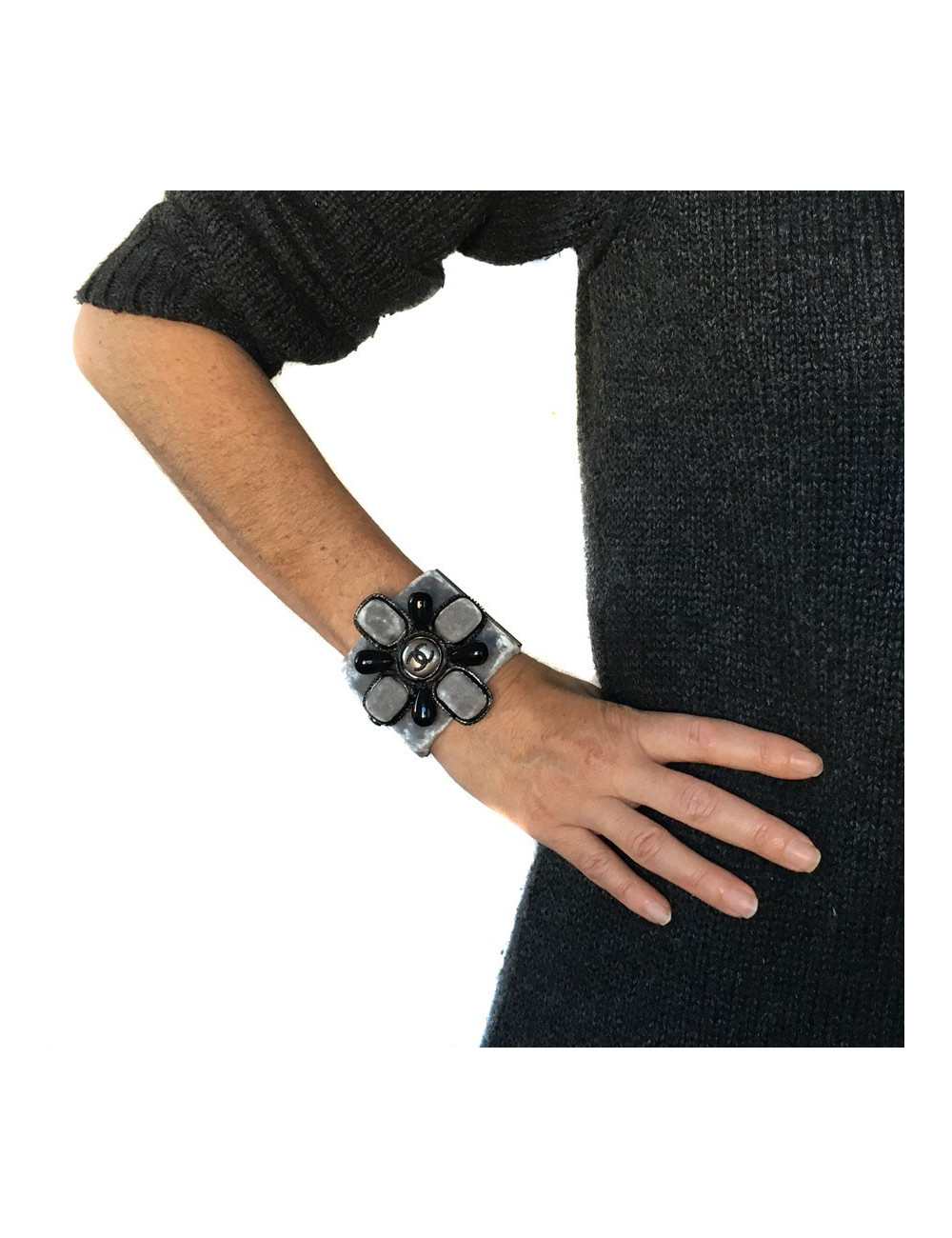 Manchette CHANEL velours gris et pâte de verre