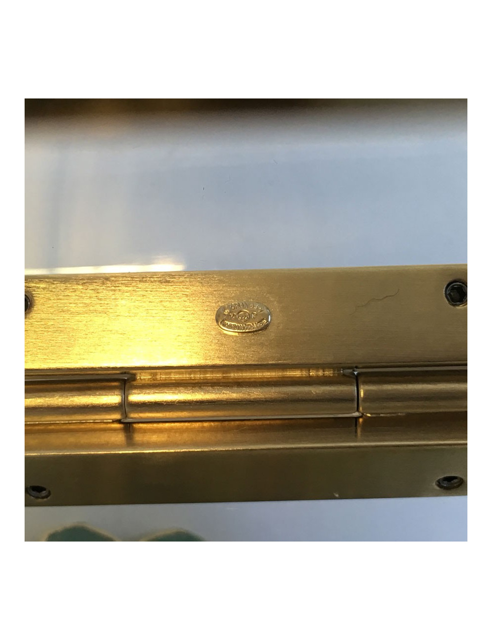 Manchette CHANEL transparente ornée de fleurettes en pâte de verre et strass