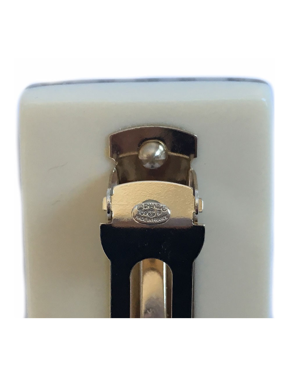 Barrette à cheveux CHANEL beige avec inclusion des chaînettes dorées