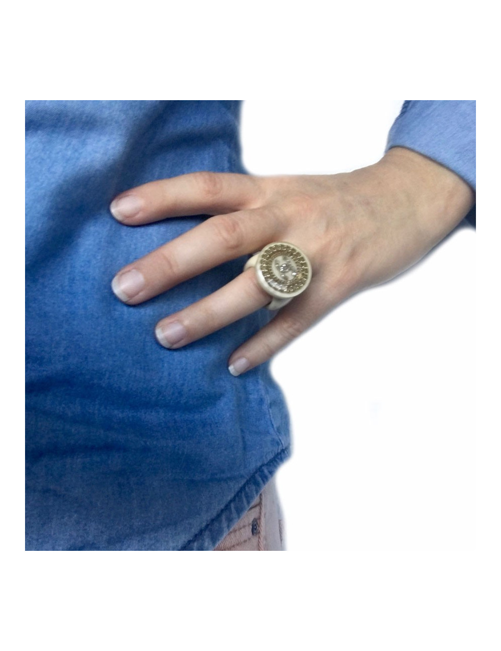 Bague CHANEL T53  crème avec inclusions de chaînes et CC en strass