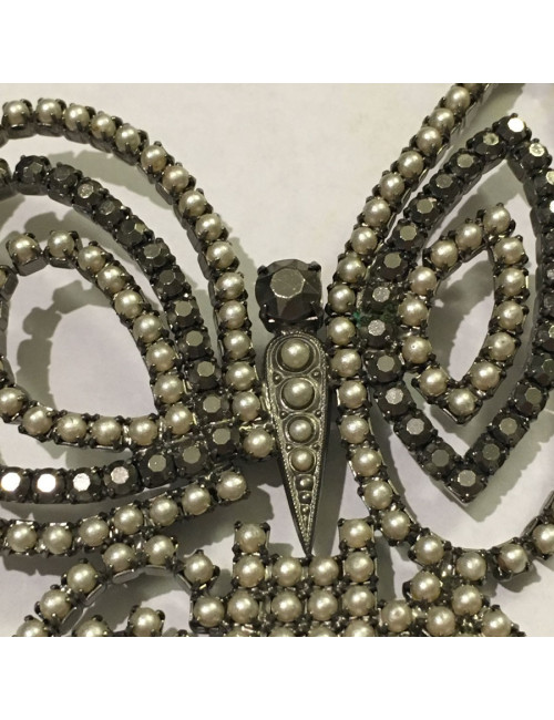 Grande broche DIOR papillon en ruthénium et perles nacrées grises