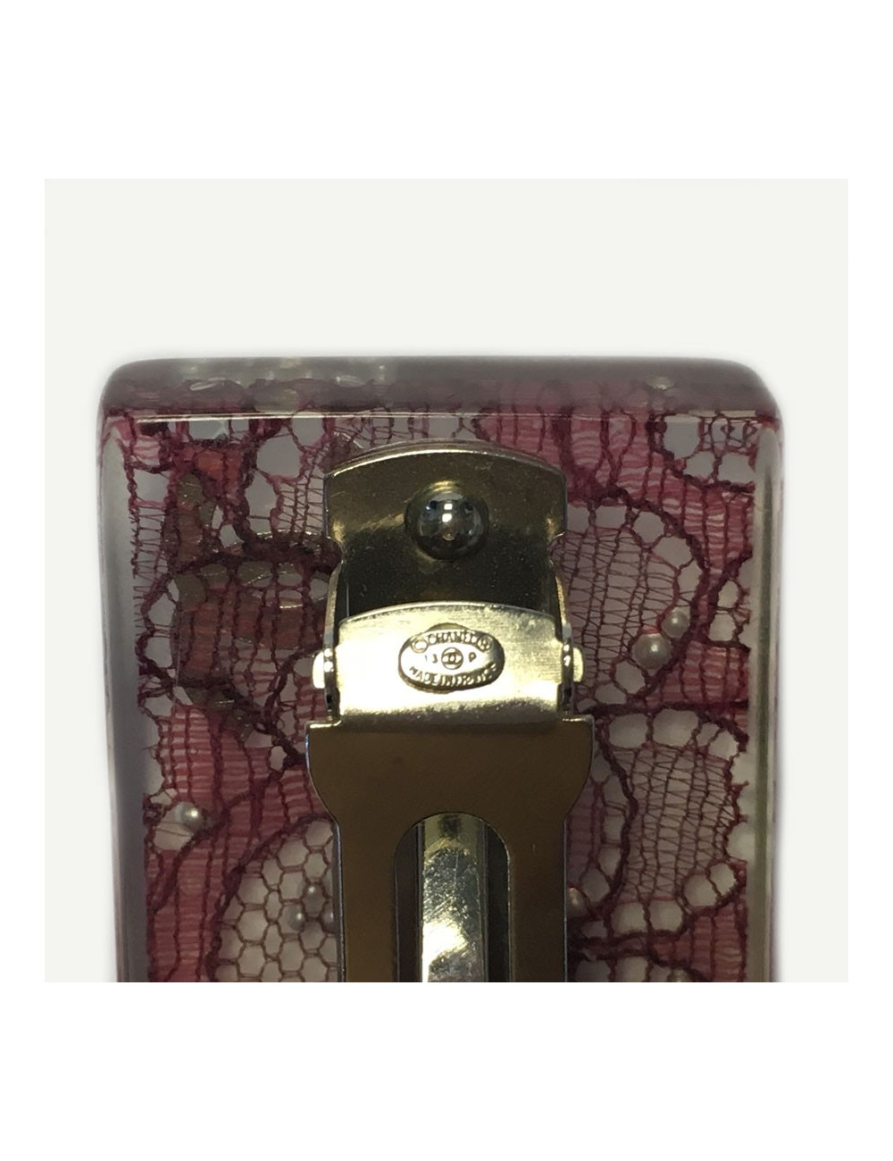 Barrette à cheveux CHANEL inclusion de dentelle rose et perles nacrées