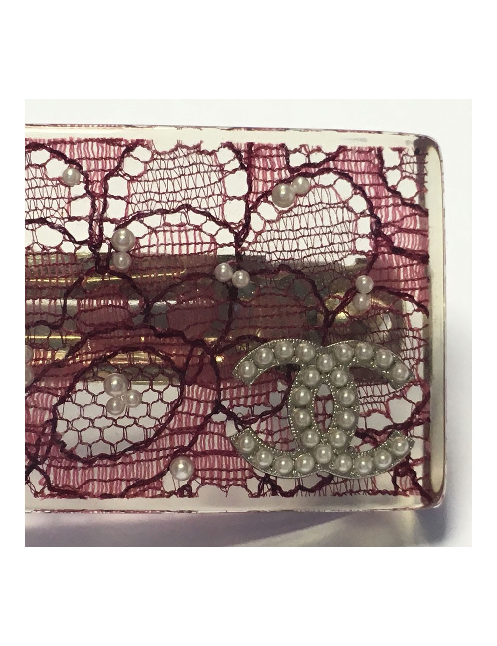 Barrette à cheveux CHANEL inclusion de dentelle rose et perles nacrées
