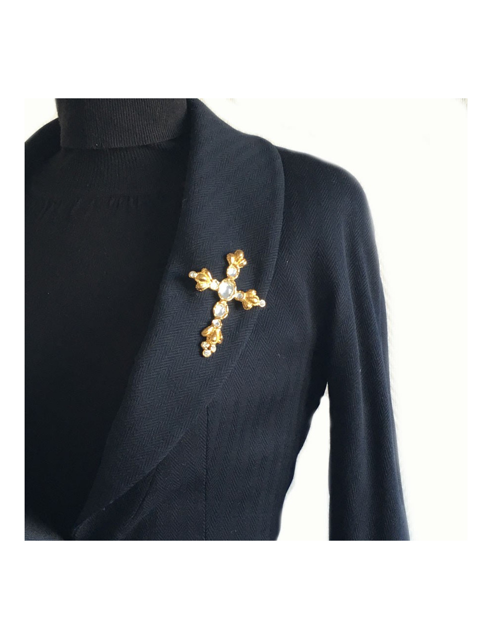 Broche CHRISTIAN LACROIX croix dorée