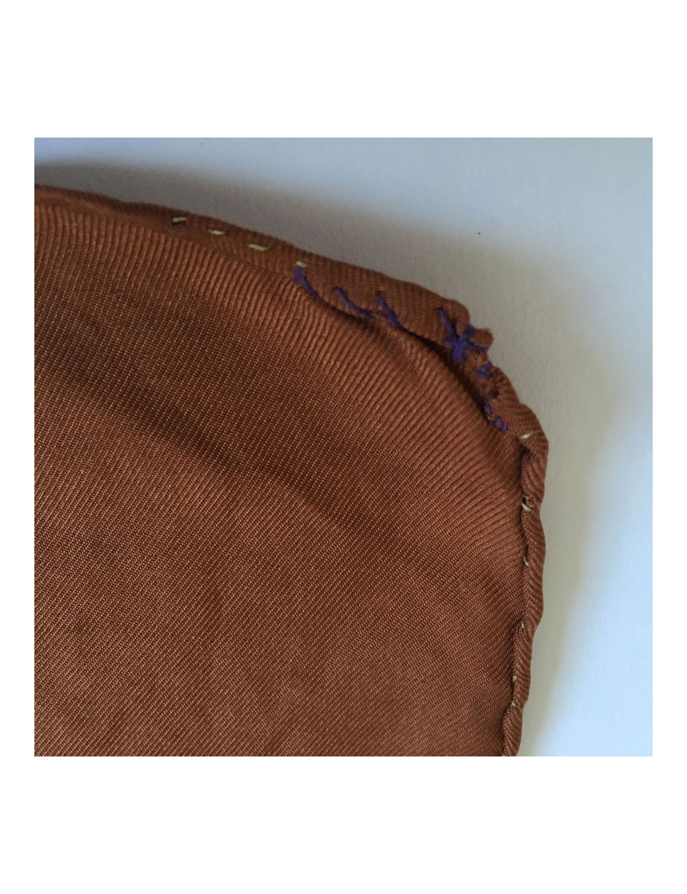  Carré HERMES "Carrick à pompe" en soie marron