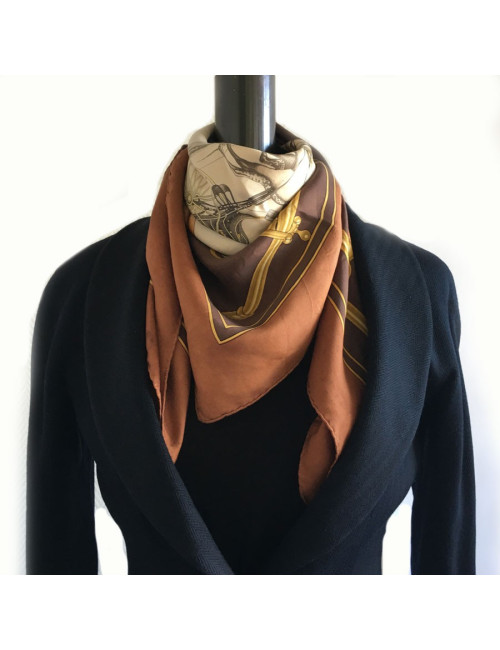  Carré HERMES "Carrick à pompe" en soie marron