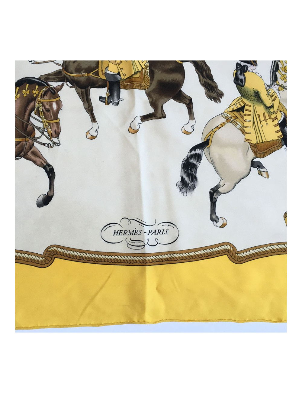 Carré HERMES "Reprise" en soie jaune