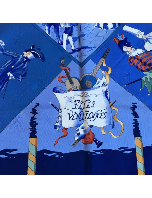  Carré HERMES "Fêtes Vénitiennes" en soie bleue nuit