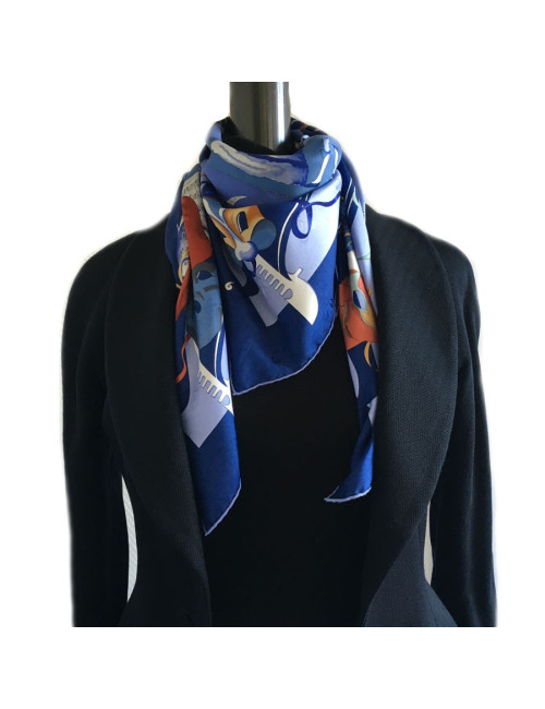  Carré HERMES "Fêtes Vénitiennes" en soie bleue nuit
