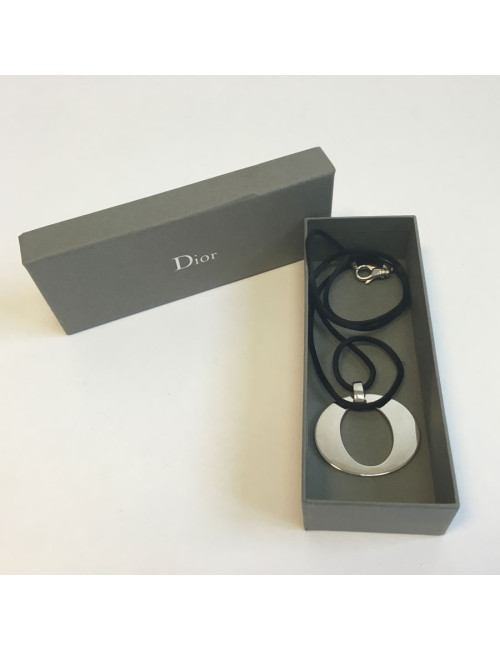 Pendentif DIOR argenté sur cordon noir