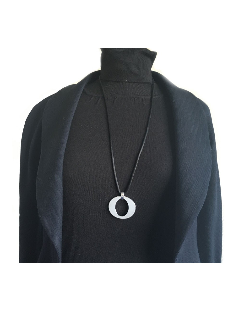 Pendentif DIOR argenté sur cordon noir