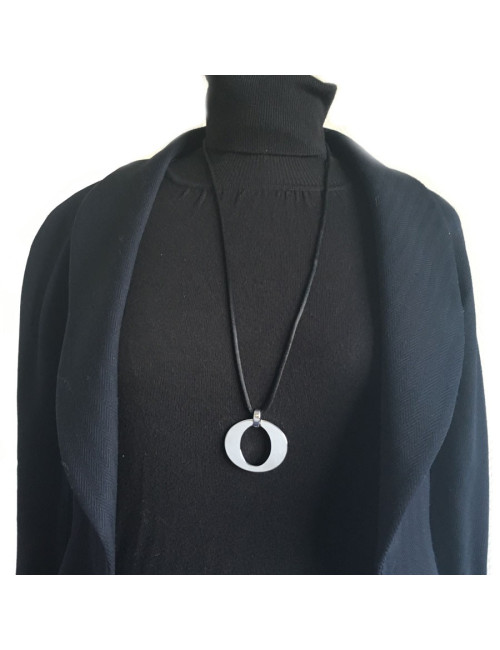 Pendentif DIOR argenté sur cordon noir