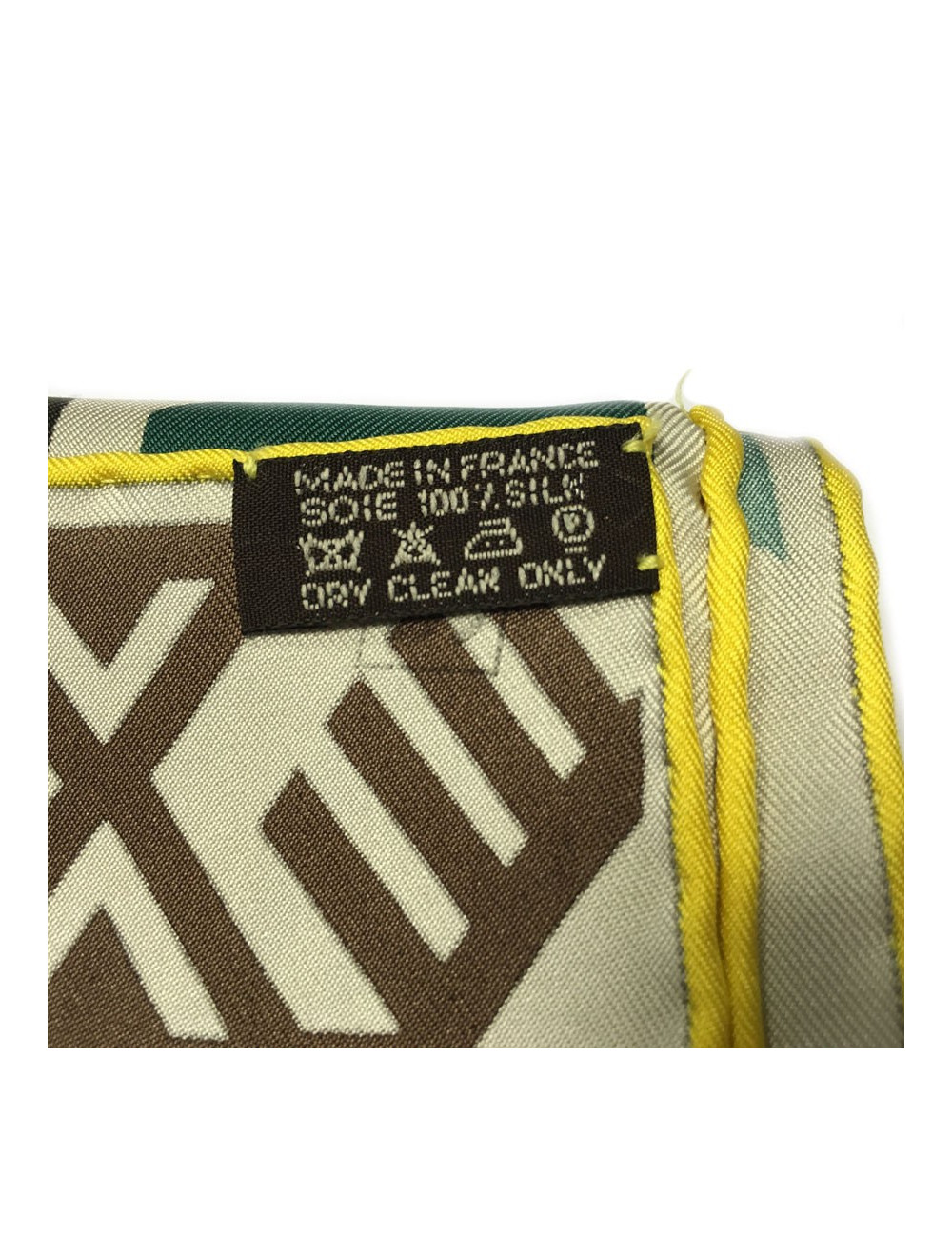 Carré HERMES "WA'KO NI" princesse indienne en soie jaune