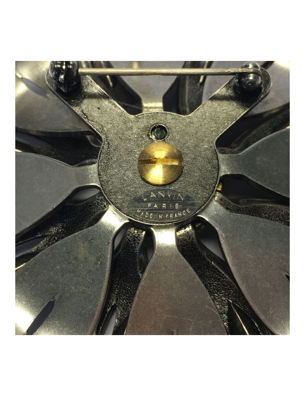 Grande broche marguerite LANVIN en métal argenté et strass