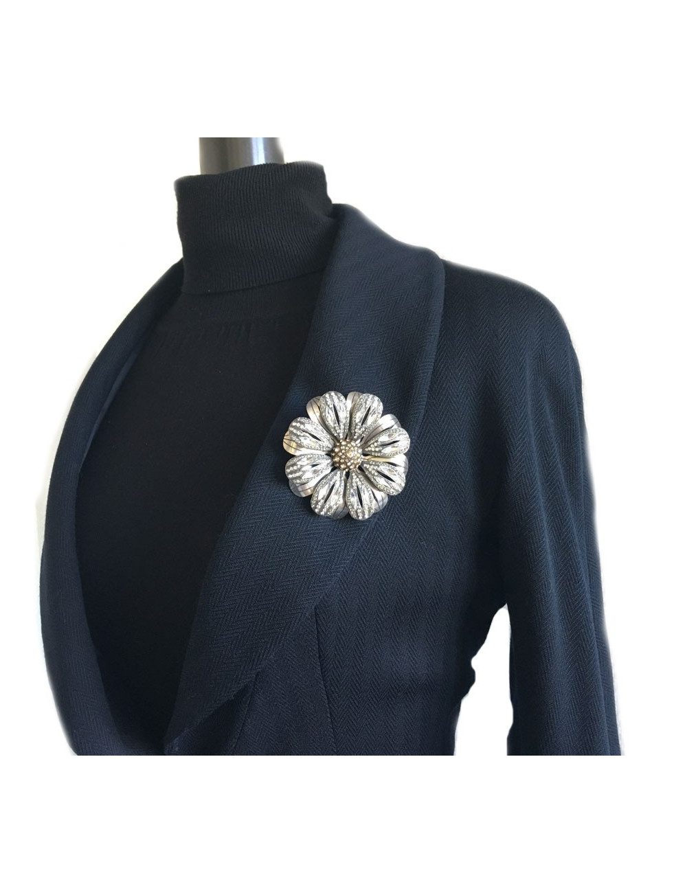 Large brooch marguerite LANVIN silver metal and rhinestones