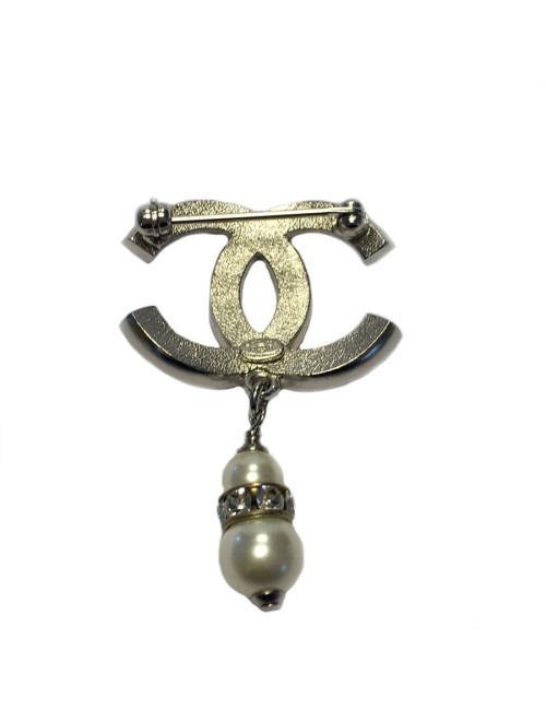 Broche CC CHANEL en strass et perle nacrée