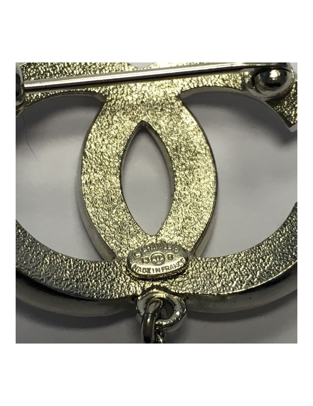 Broche CC CHANEL en strass et perle nacrée