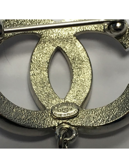 Broche CC CHANEL en strass et perle nacrée