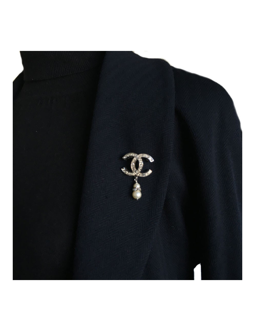Broche CC CHANEL en strass et perle nacrée