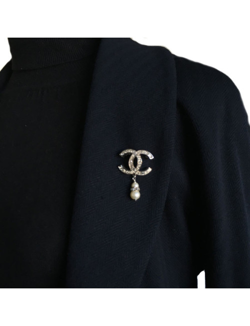 Broche CC CHANEL en strass et perle nacrée