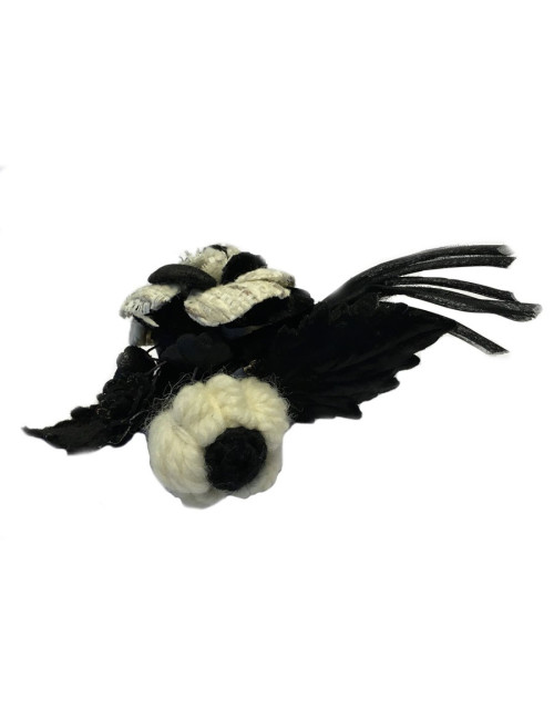 Broche CHANEL en laine et tissus blanc et noir