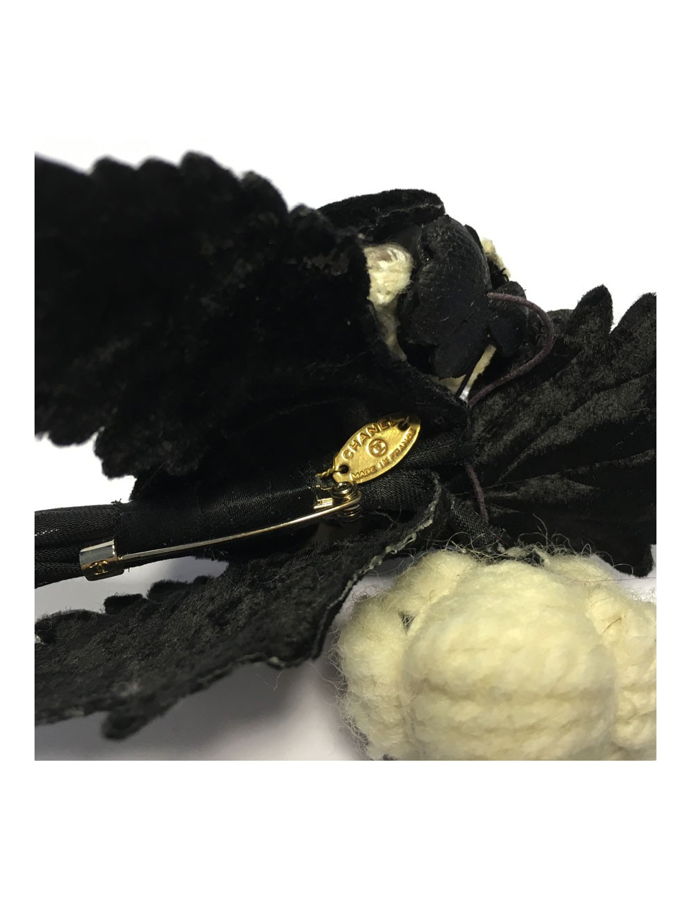 Broche CHANEL en laine et tissus blanc et noir