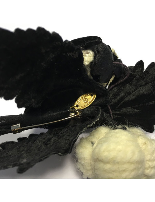 Broche CHANEL en laine et tissus blanc et noir