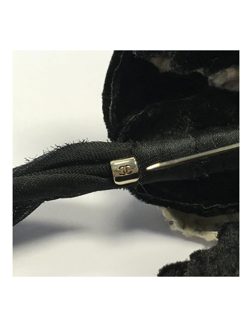 Broche CHANEL en laine et tissus blanc et noir