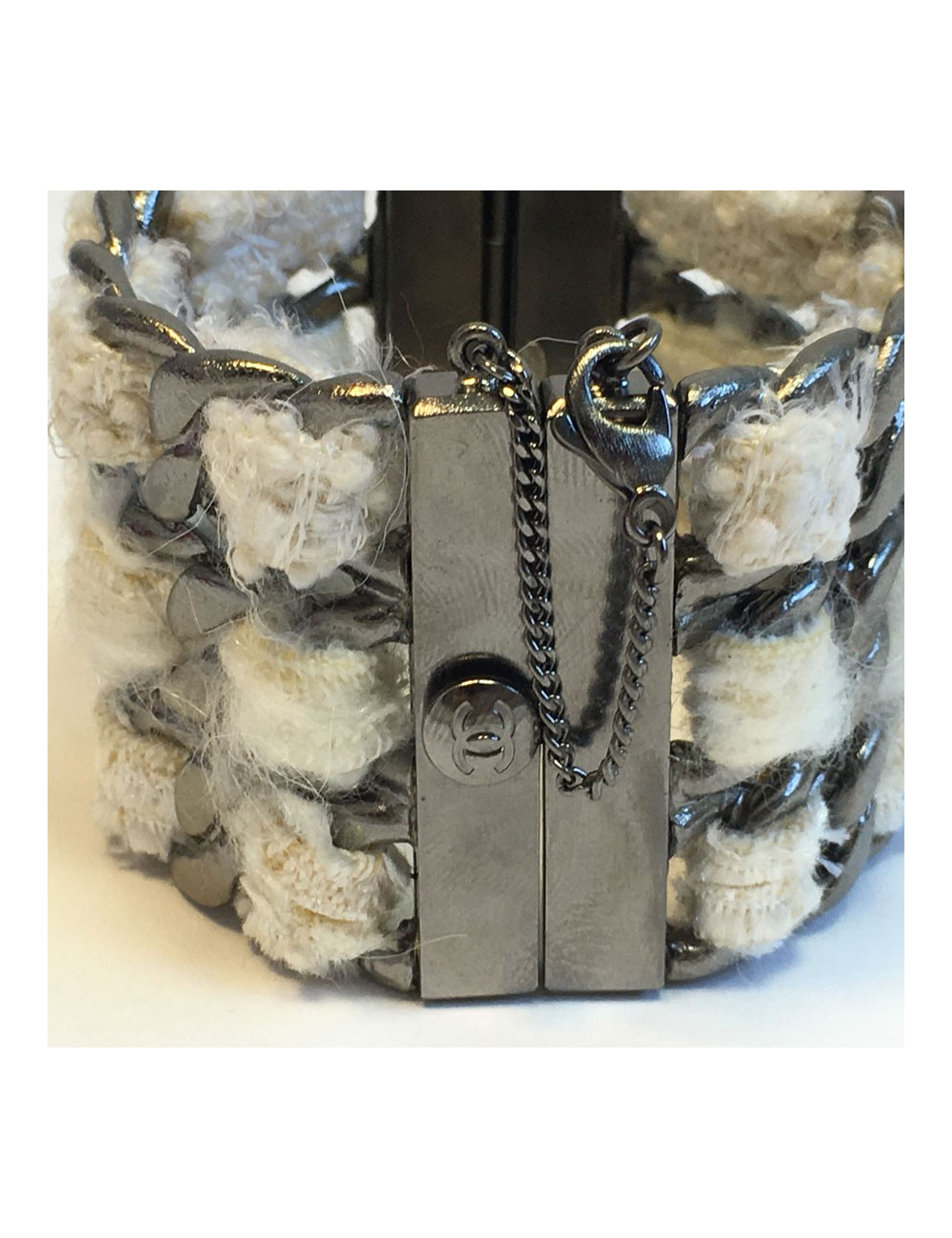 Manchette CHANEL en métal argenté et tweed blanc
