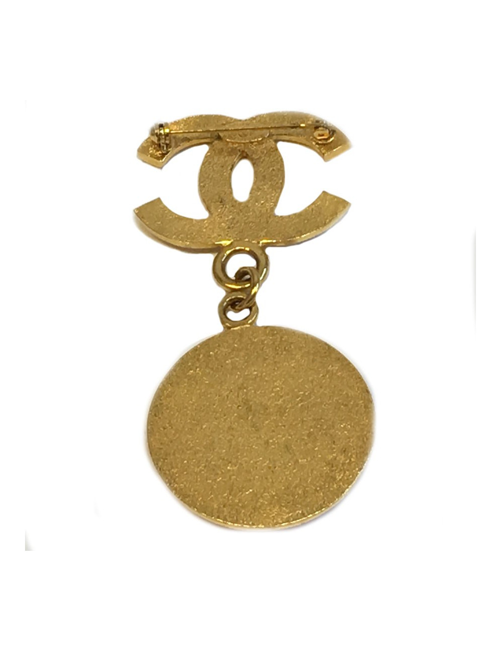 CHANEL CC brooch with a medallion in gilded metal