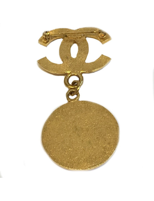 CHANEL CC brooch with a medallion in gilded metal