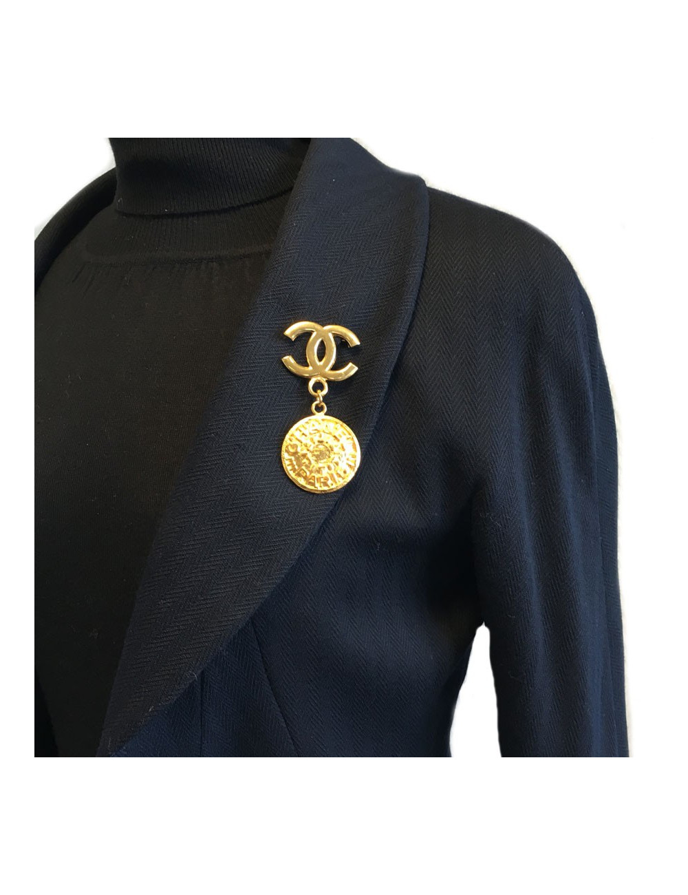 Broche CHANEL CC et pièce en métal doré