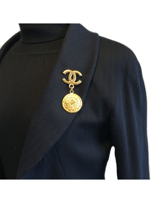 CHANEL CC brooch with a medallion in gilded metal