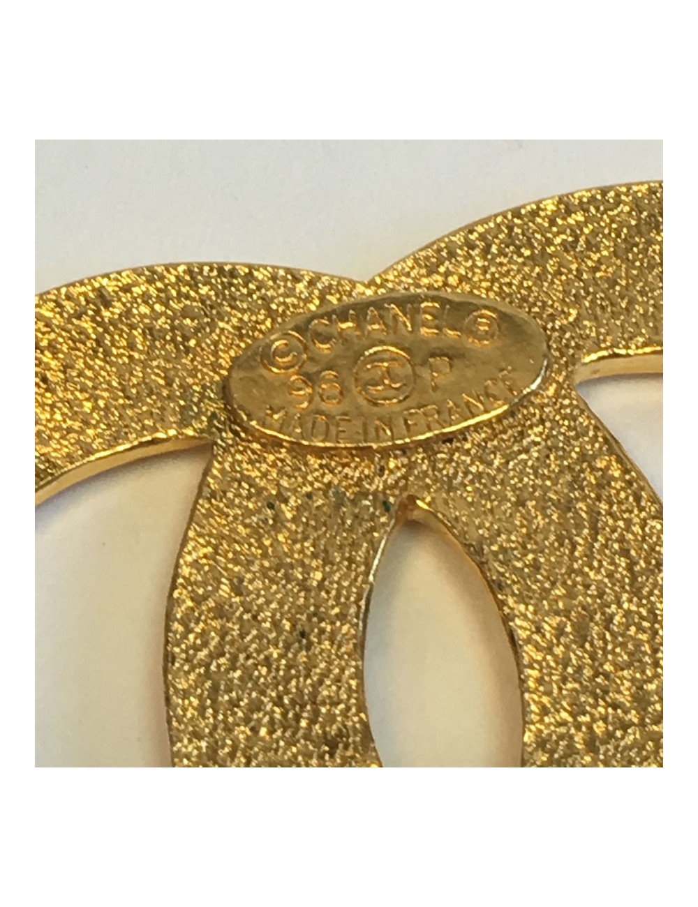 CHANEL CC brooch with a medallion in gilded metal