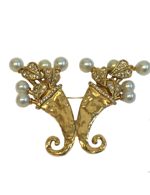 Broche CHANEL en métal doré, perles et strass