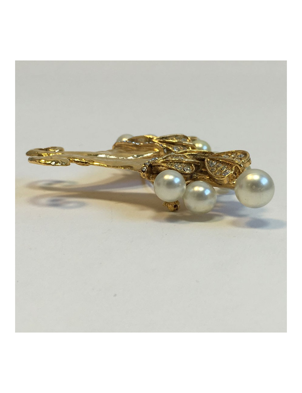 Broche CHANEL en métal doré, perles et strass