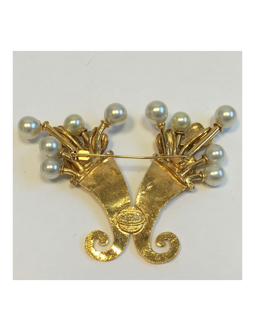 PIN CHANEL in gilded metal, pearls and rhinestones