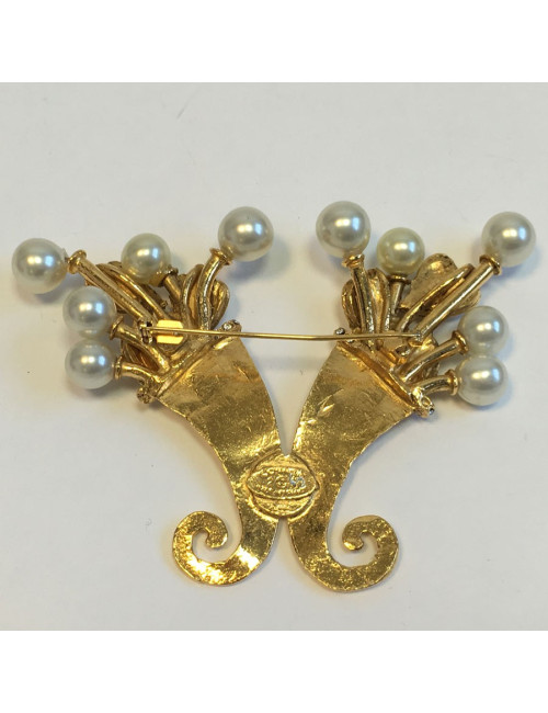 PIN CHANEL in gilded metal, pearls and rhinestones