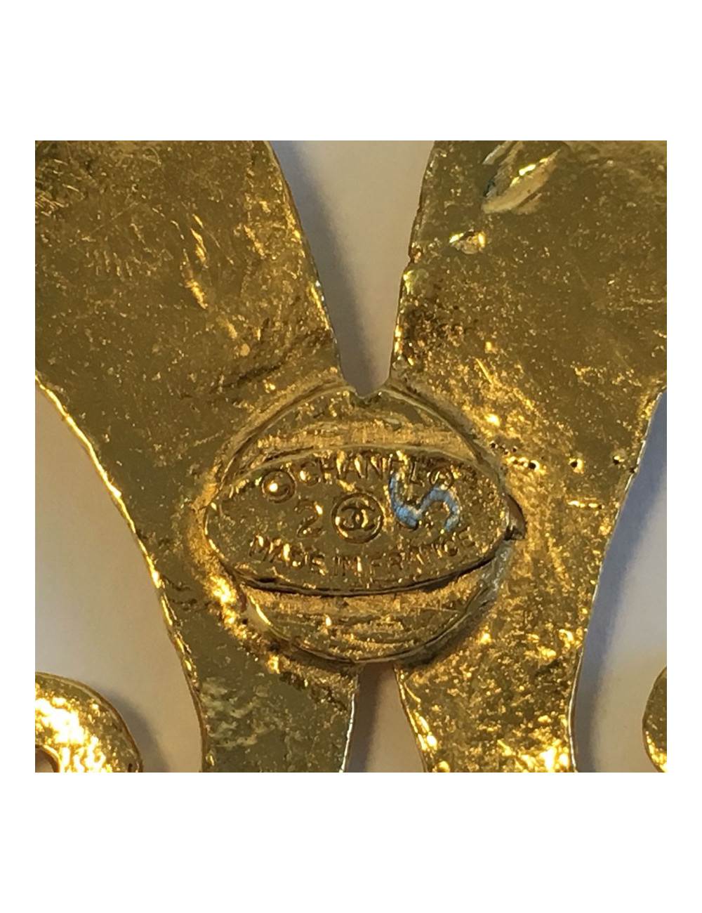 Broche CHANEL en métal doré, perles et strass