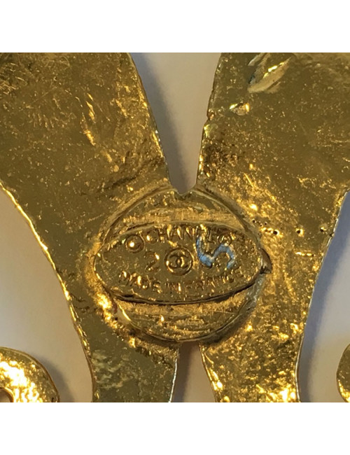 Broche CHANEL en métal doré, perles et strass