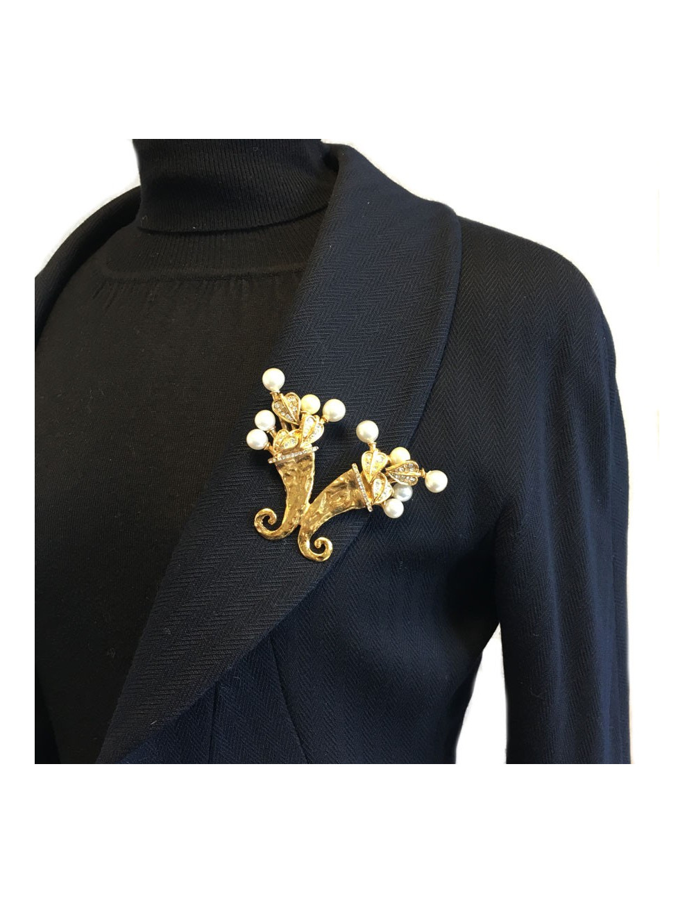Broche CHANEL en métal doré, perles et strass