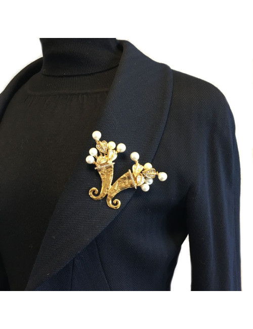 Broche CHANEL en métal doré, perles et strass