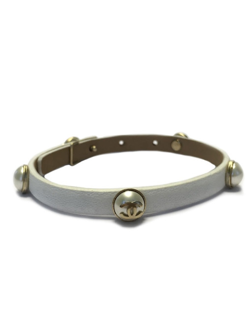 Bracelet CHANEL en cuir blanc et CC sur demi perles nacrées