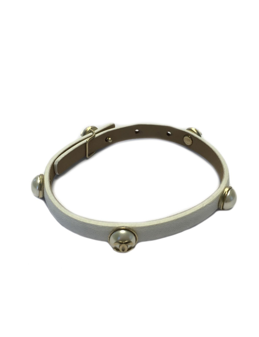 Bracelet CHANEL en cuir blanc et CC sur demi perles nacrées