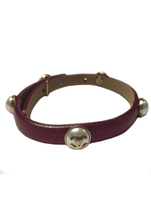 Bracelet CHANEL en cuir fuchsia et demi perles nacrées