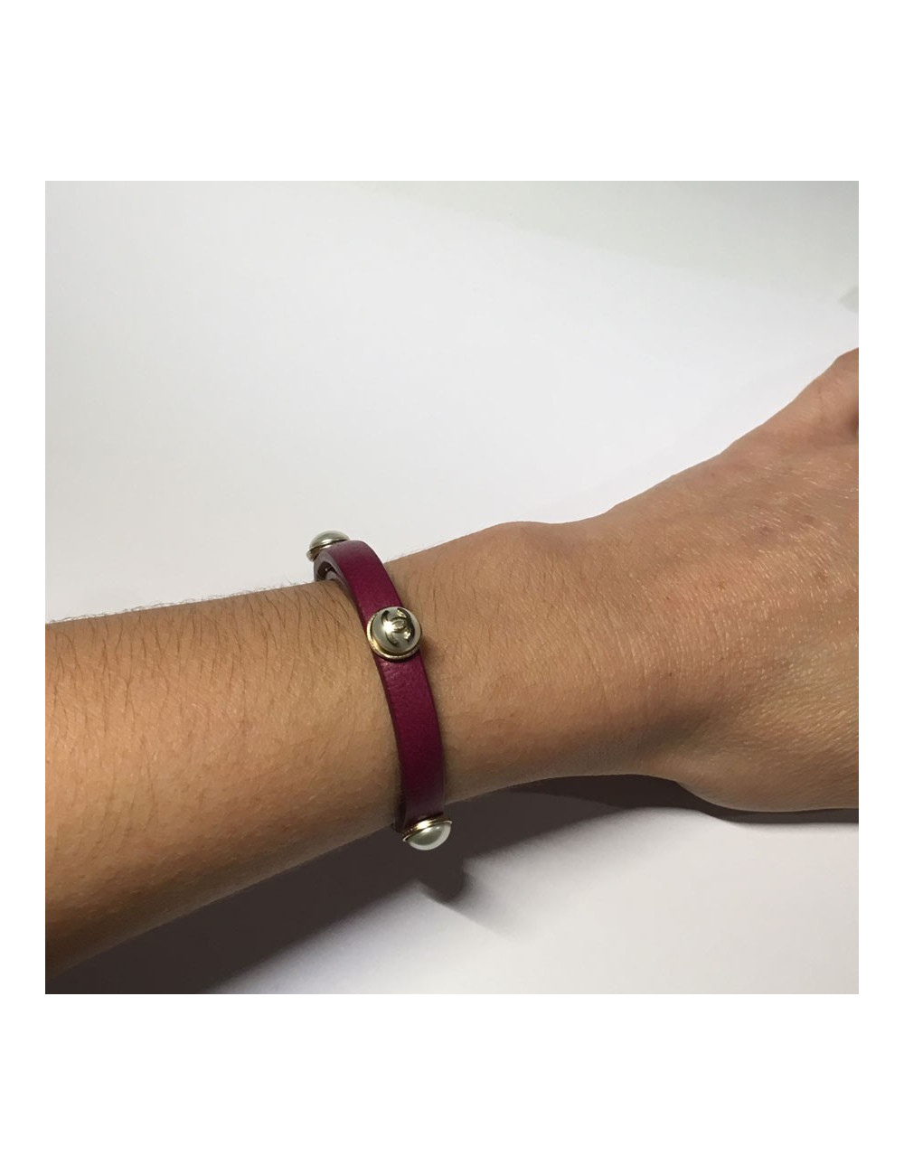 Fuchsia leather CHANEL bracelet and a half Pearly beads