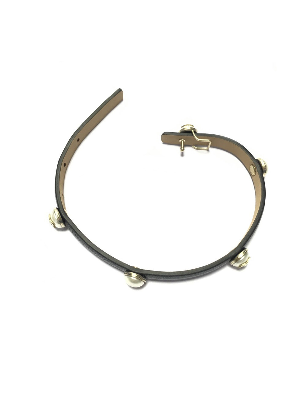 Bracelet CHANEL en cuir noir et CC sur demi perles nacrées