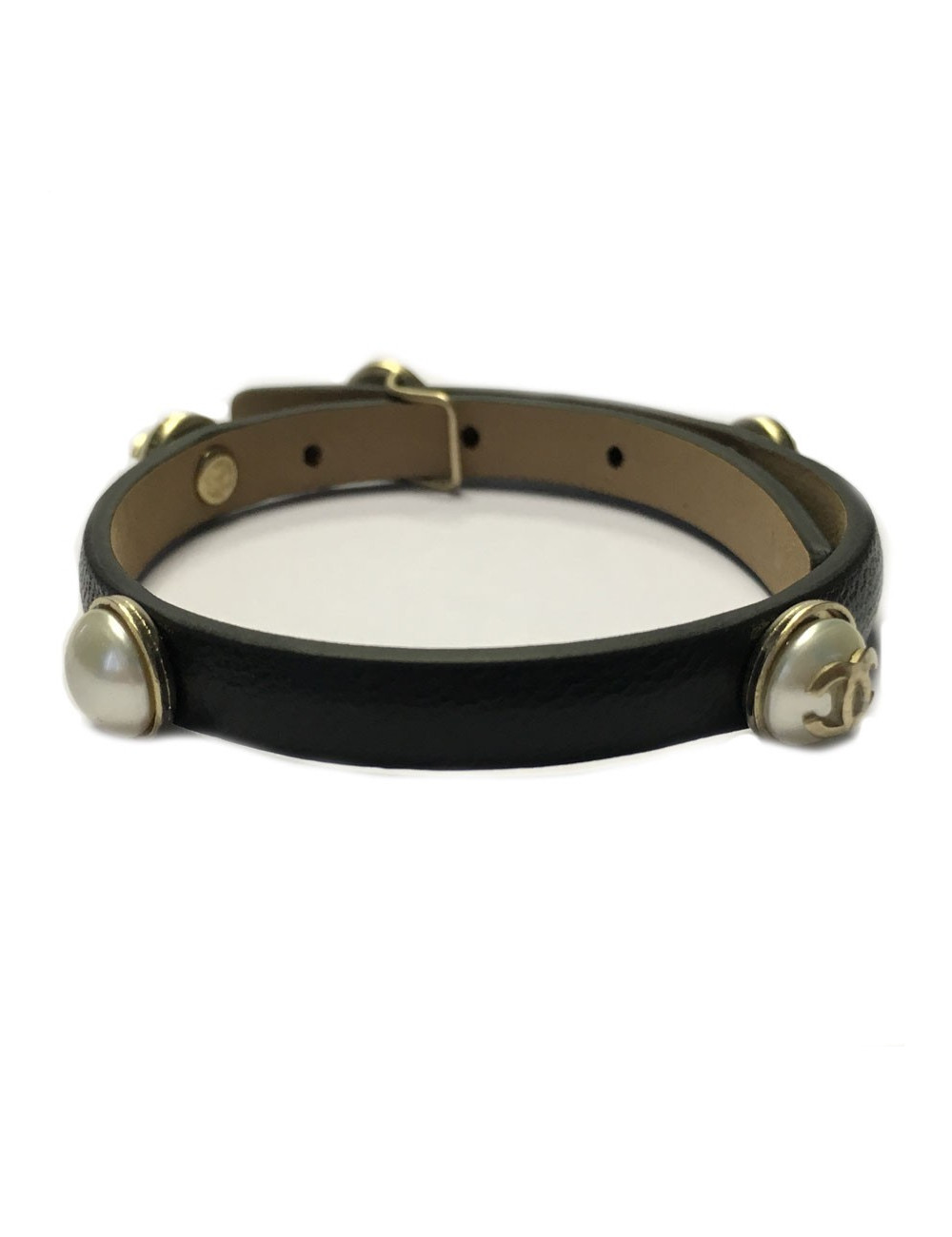 CHANEL bracelet in black leather and CC on a half Pearly beads