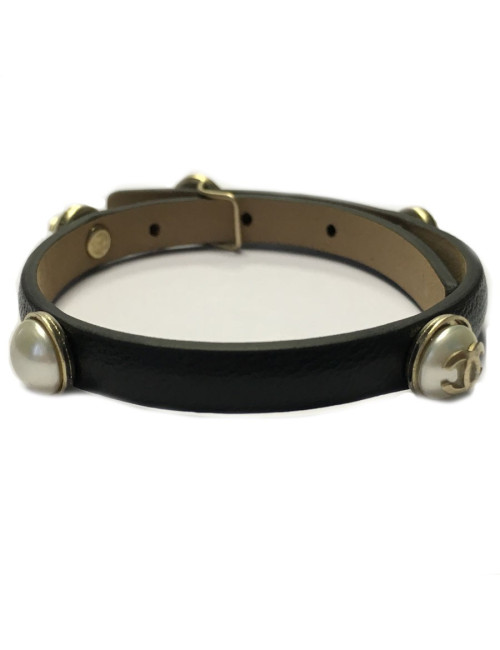 Bracelet CHANEL en cuir noir et CC sur demi perles nacrées