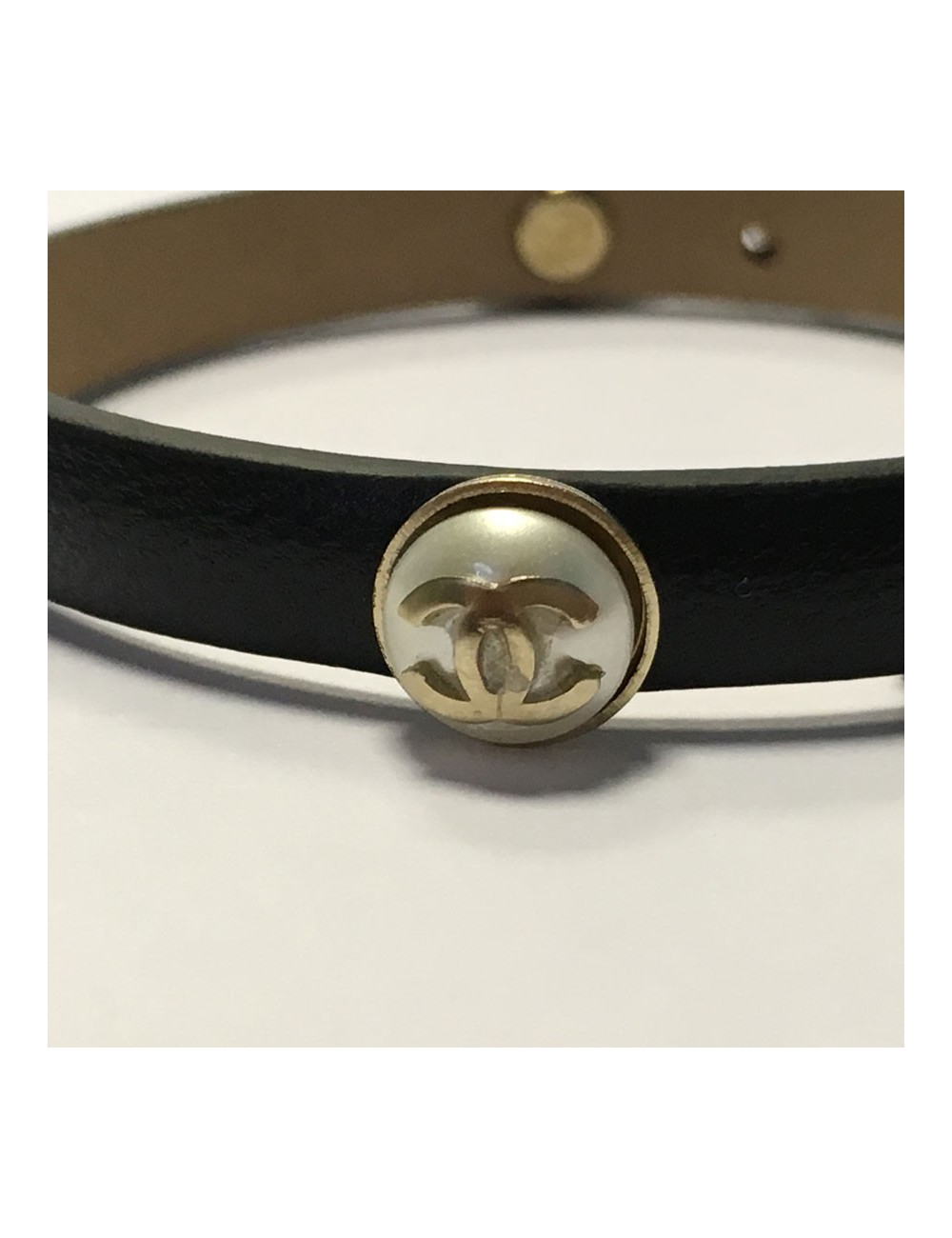 Bracelet CHANEL en cuir noir et CC sur demi perles nacrées